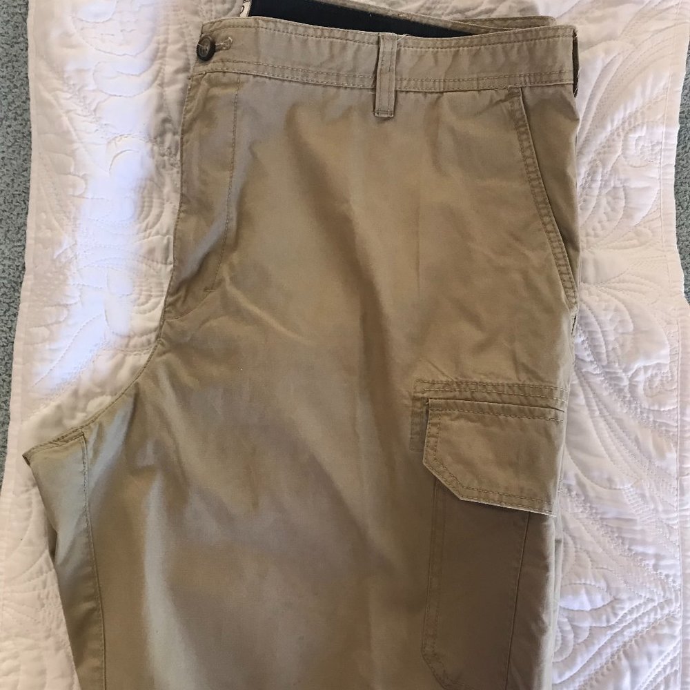 IZOD Khaki Shorts w/ Cargo Pockets - Size 42